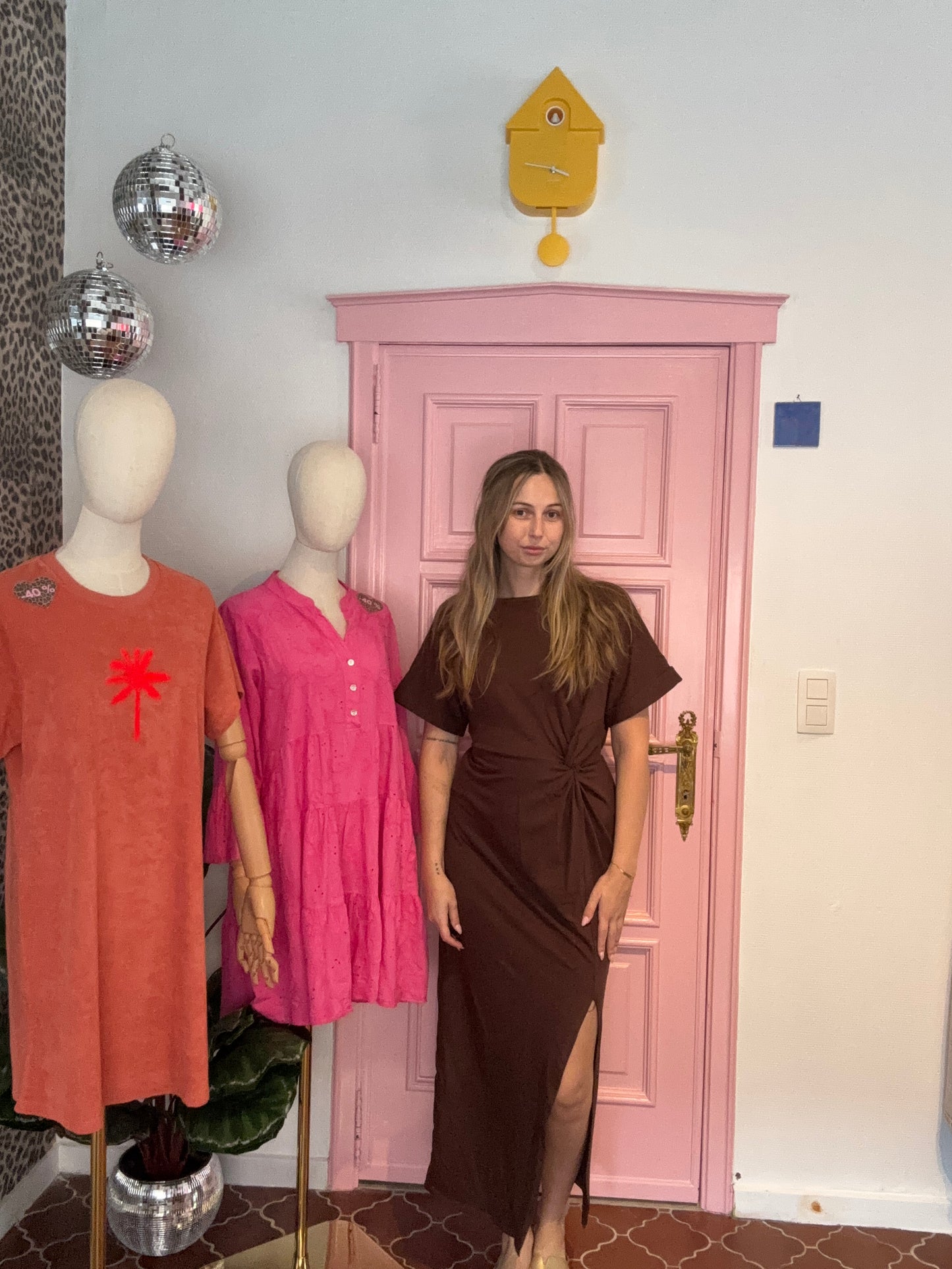 Julia's basic twist dress bruin
