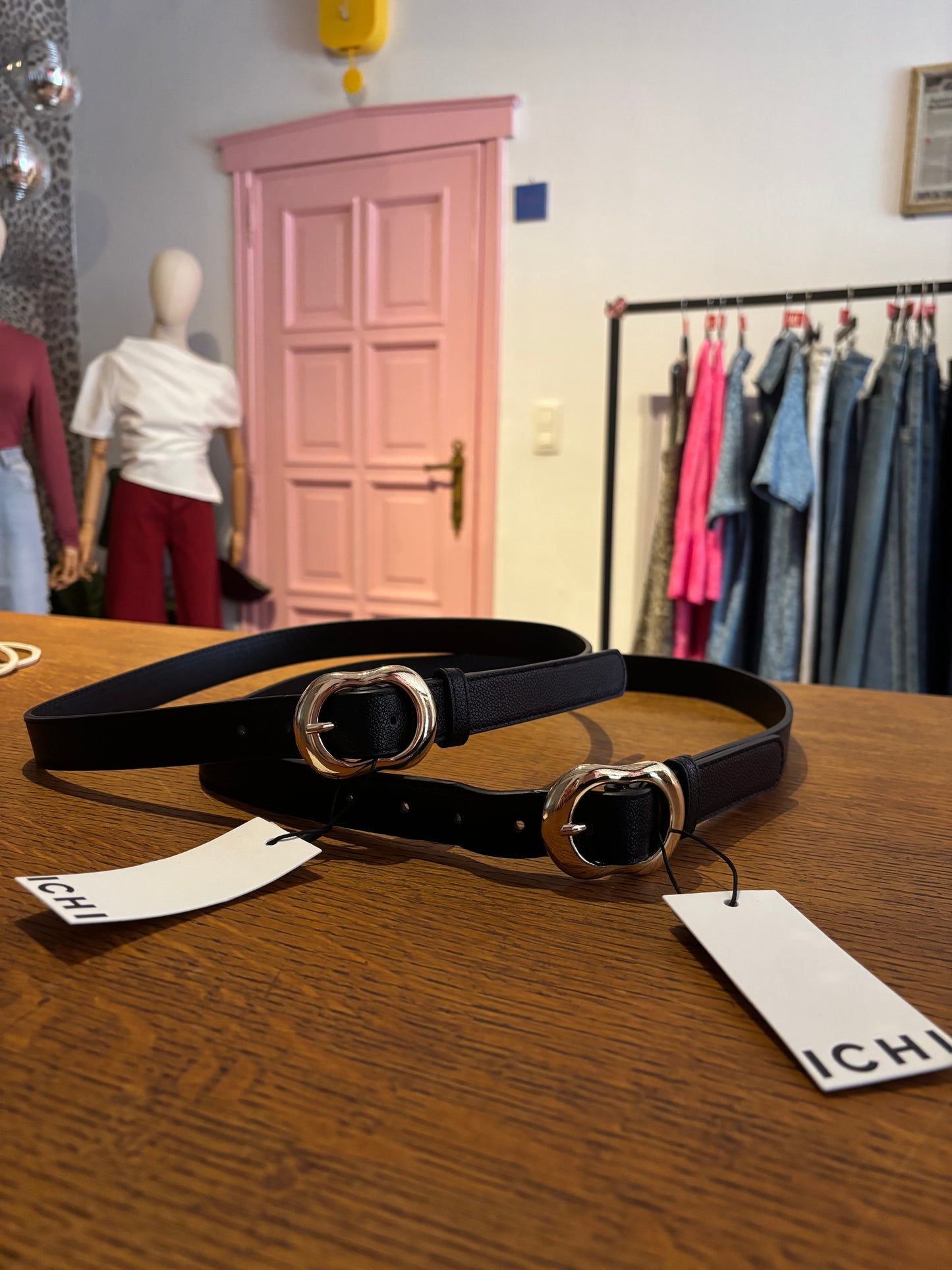 ICHI - zwarte riem met gouden gesp