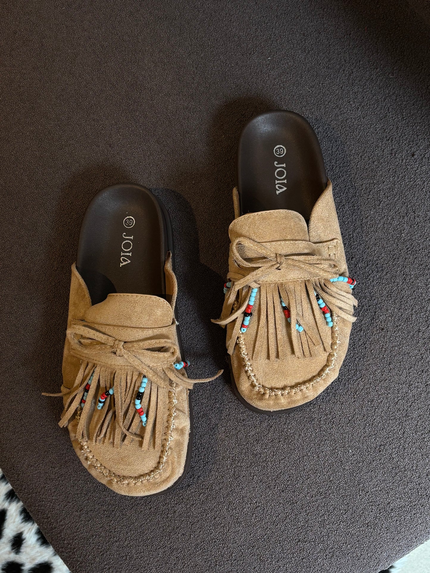 Beige instap slippers met franjes