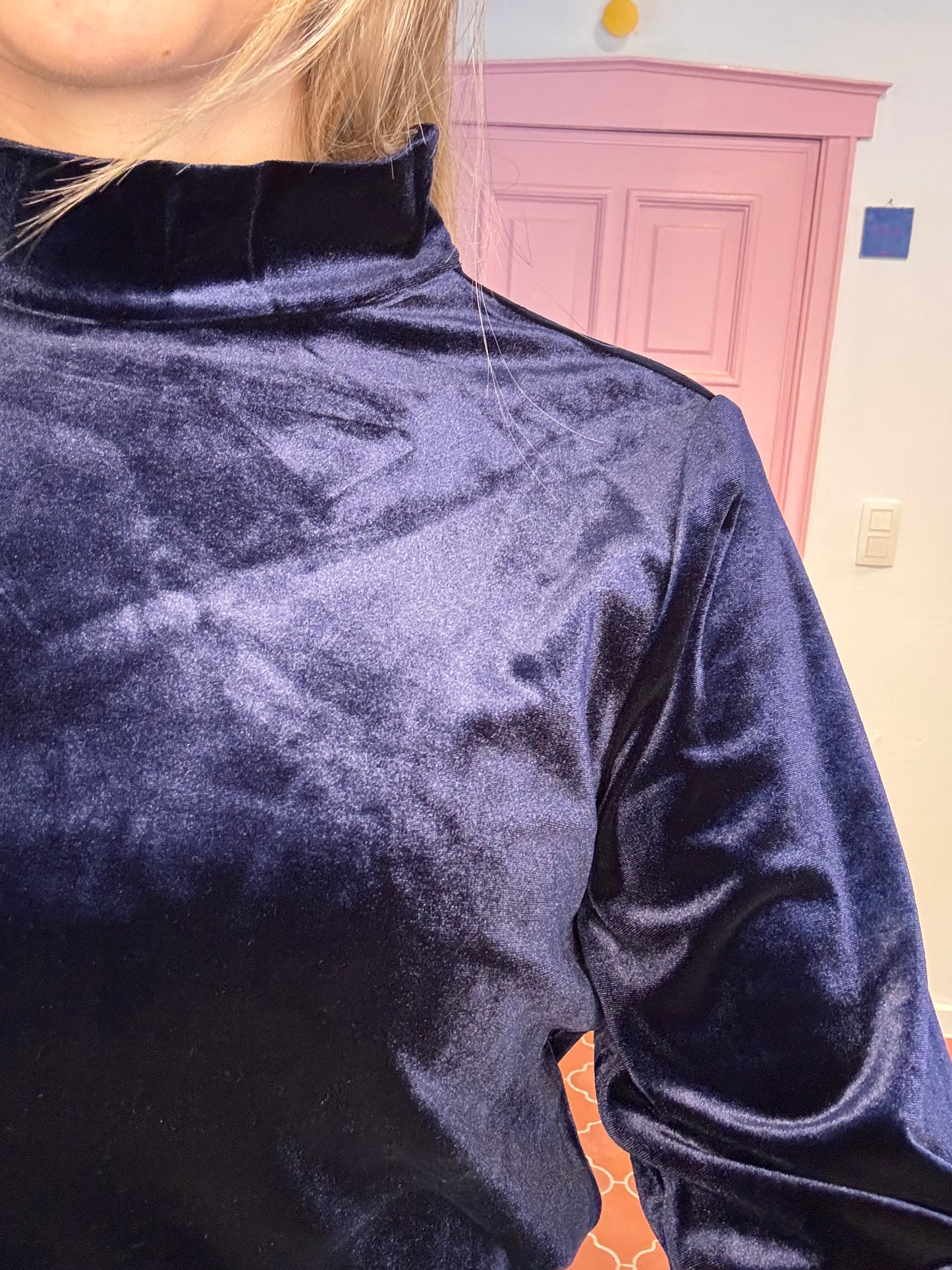 Fluresk - Donkerblauwe fluwelen party top met hoge hals