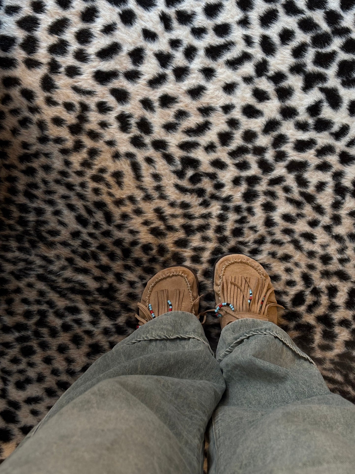 Beige instap slippers met franjes
