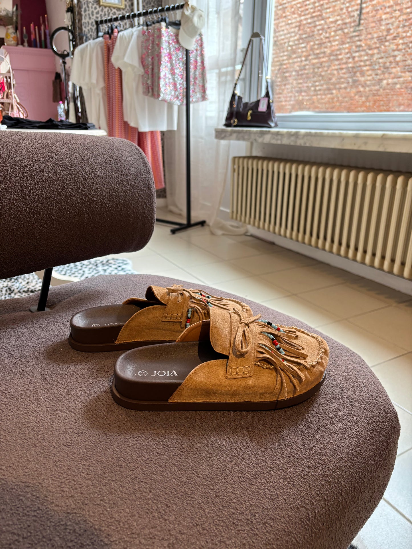 Beige instap slippers met franjes