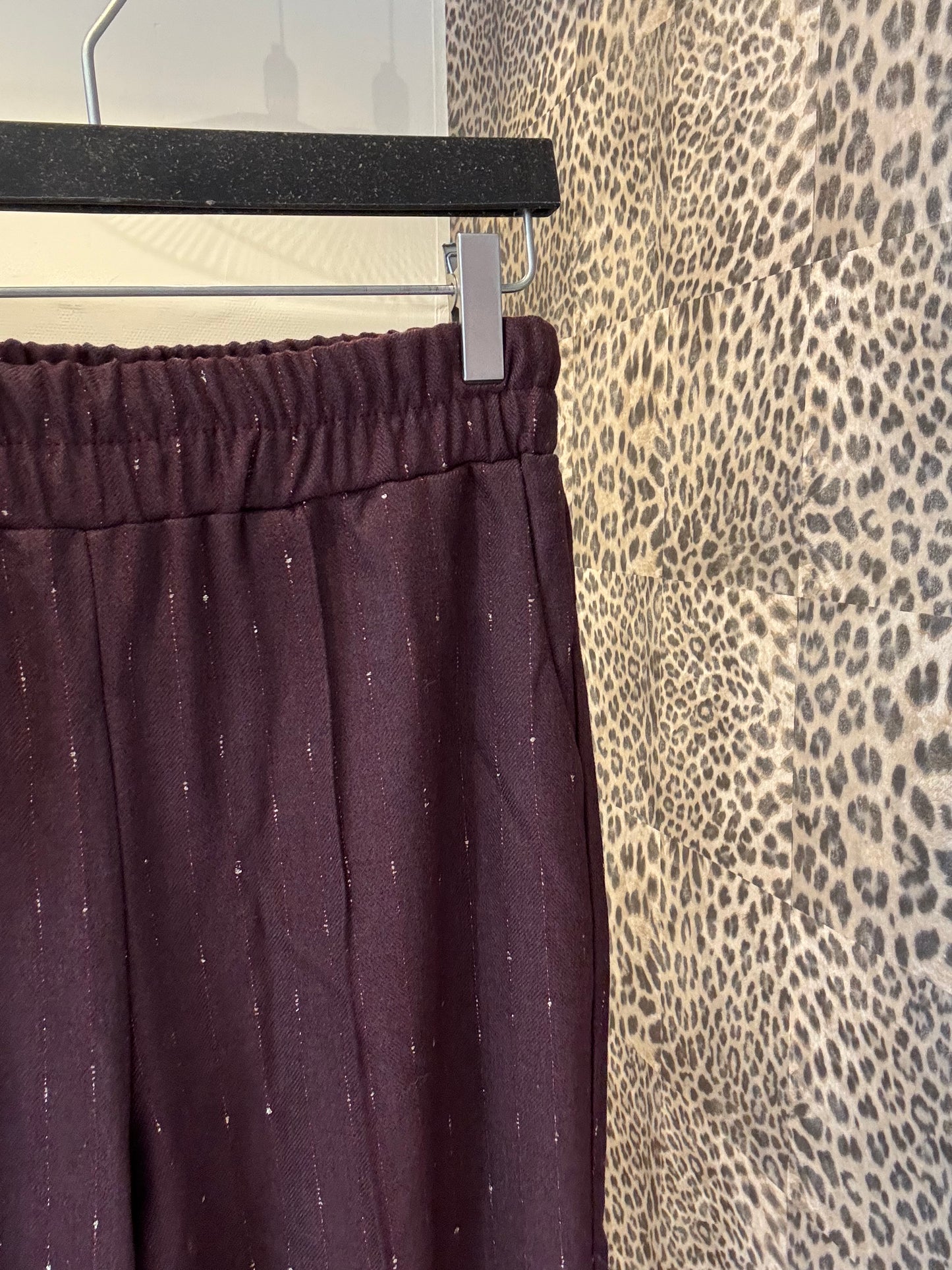 Broek bordeaux met goude streep