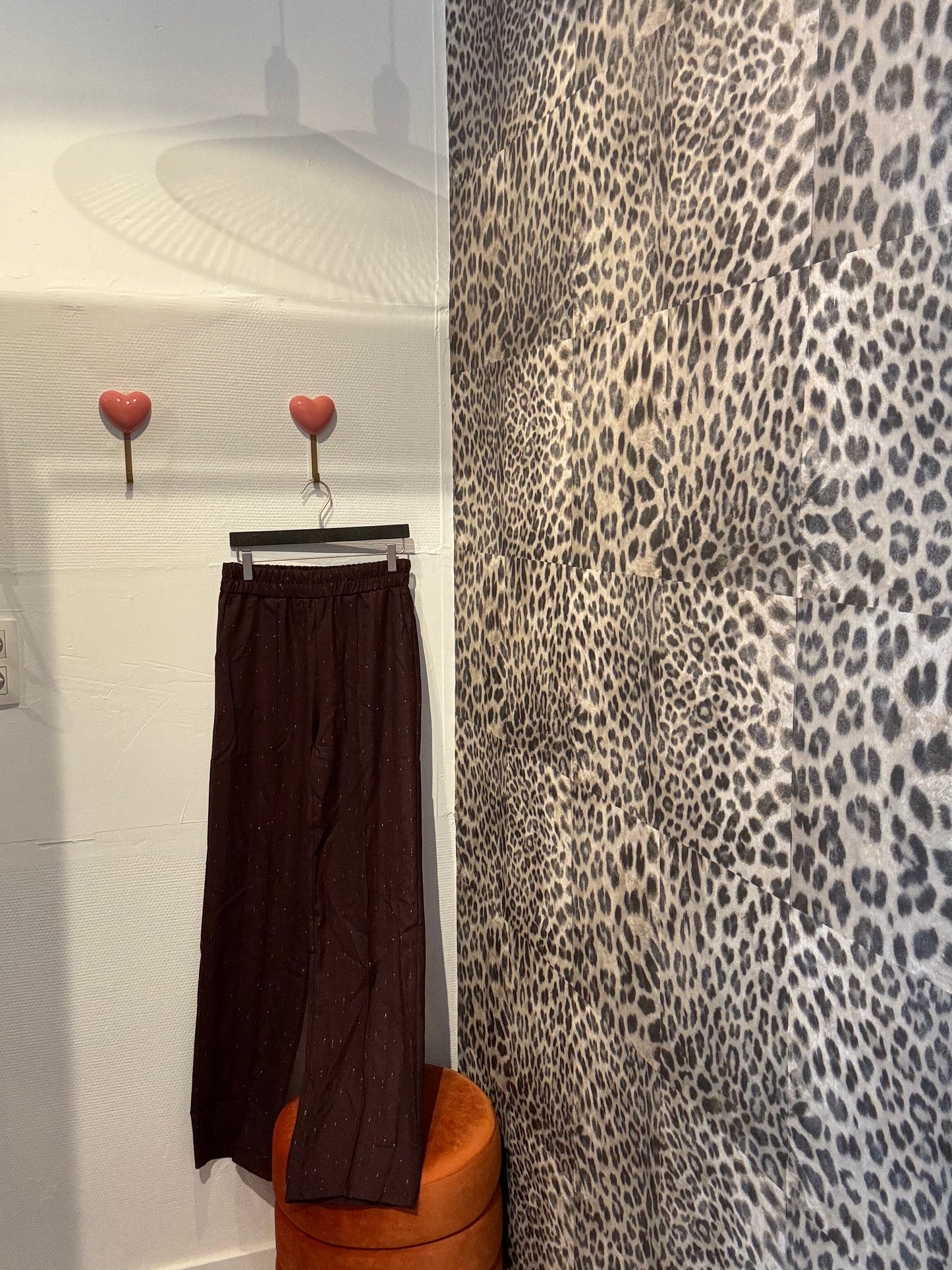 Broek bordeaux met goude streep